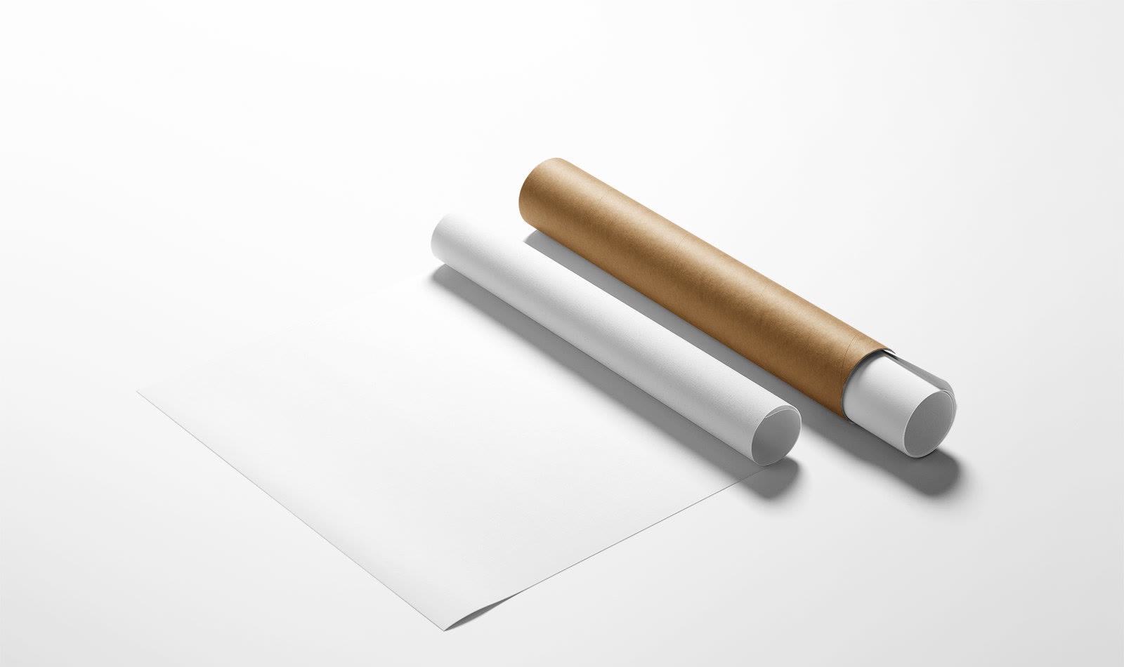 Feuille imprimée roulée à côté d’un tube d’expédition en carton