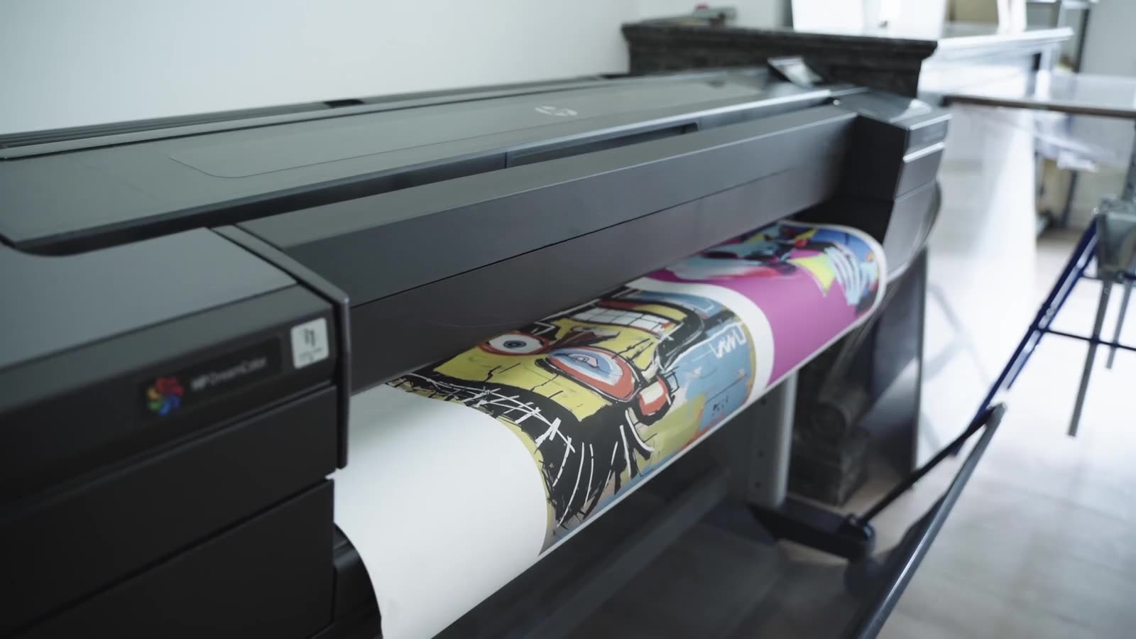 Traceur grand format en cours d’impression, le tirage sort sur le rouleau
